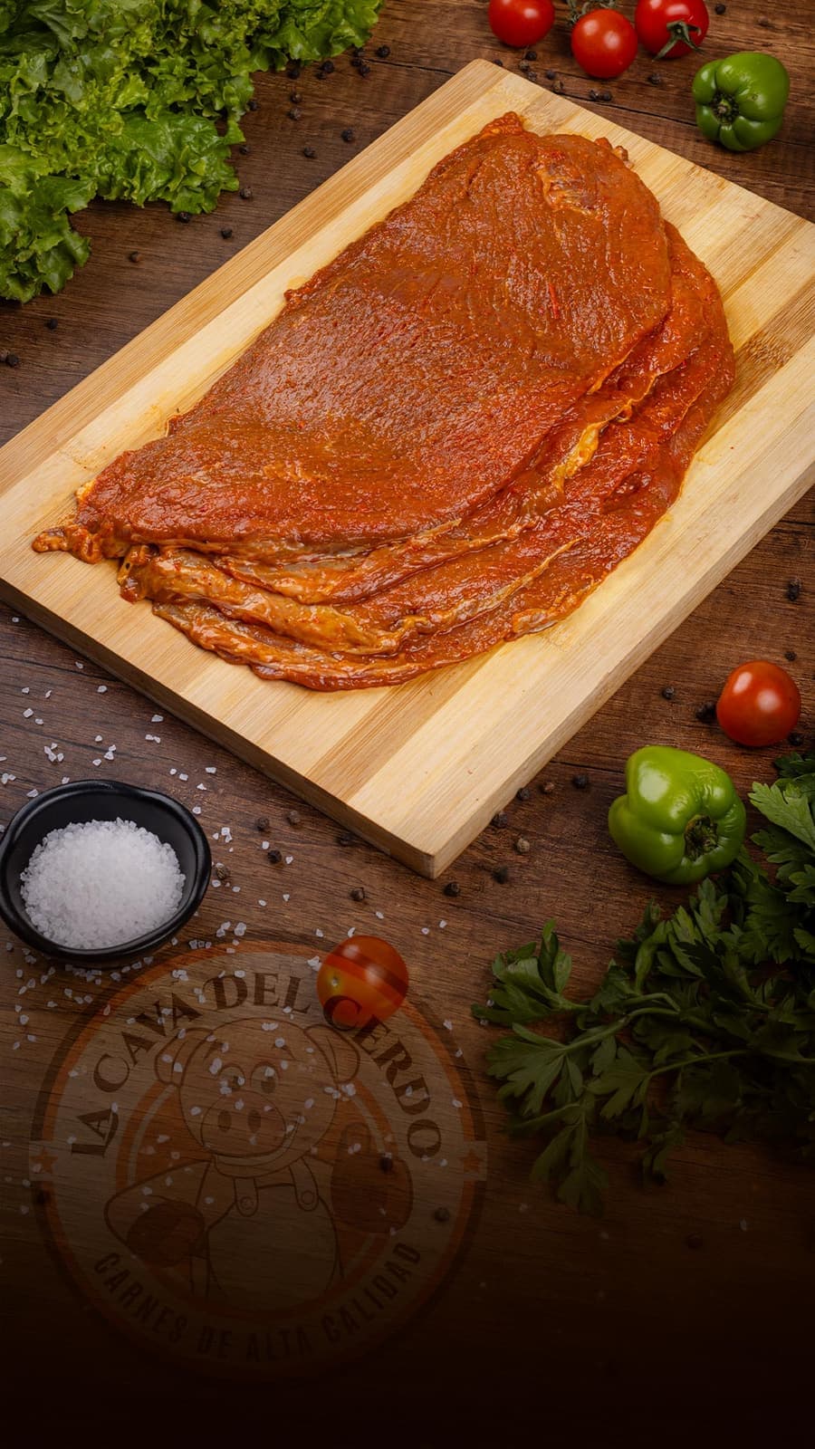 Carne Tajada Condimentada sobre tabla de madera, La Cava del Cerdo